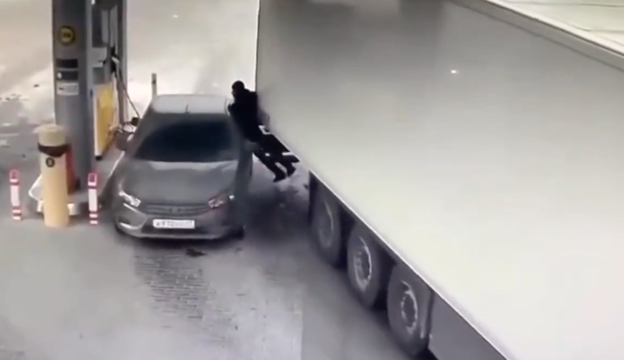 El hombre interpuesto entre el camión y su coche.