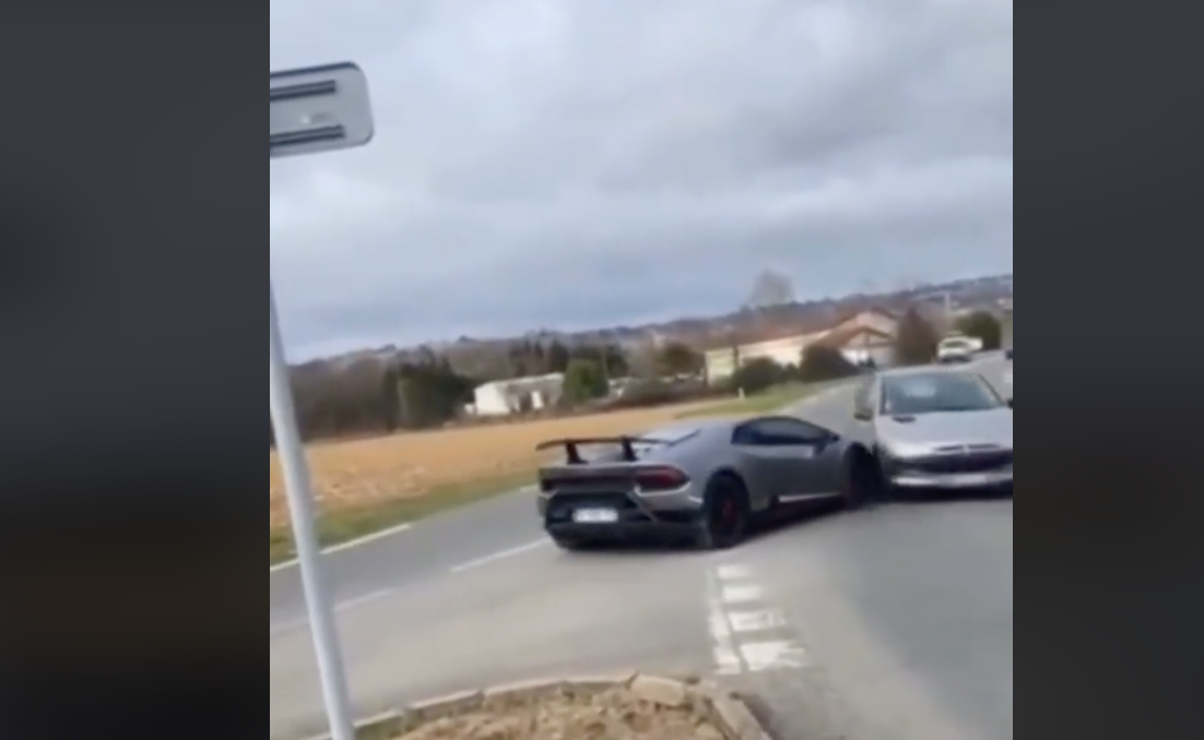 Lamborghini chocando con el Peugeot