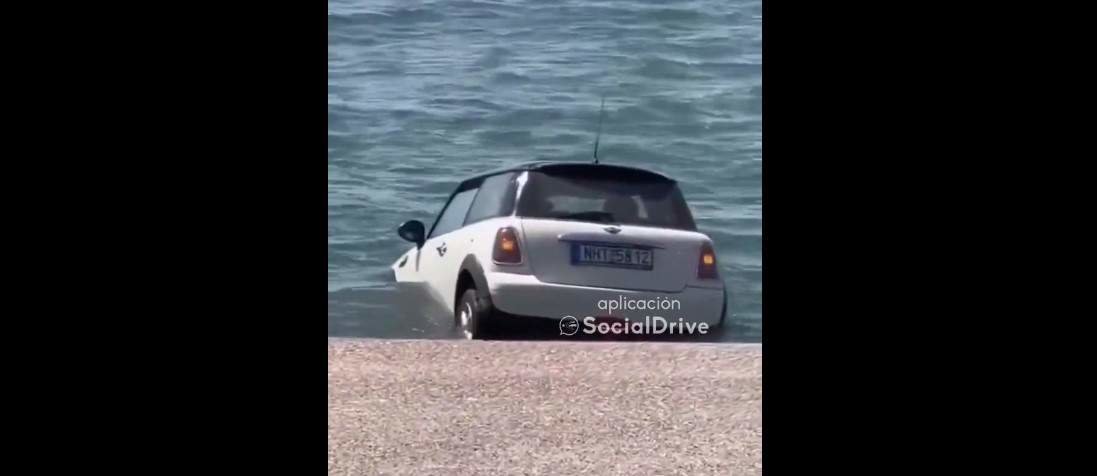 Mini flotando en el agua