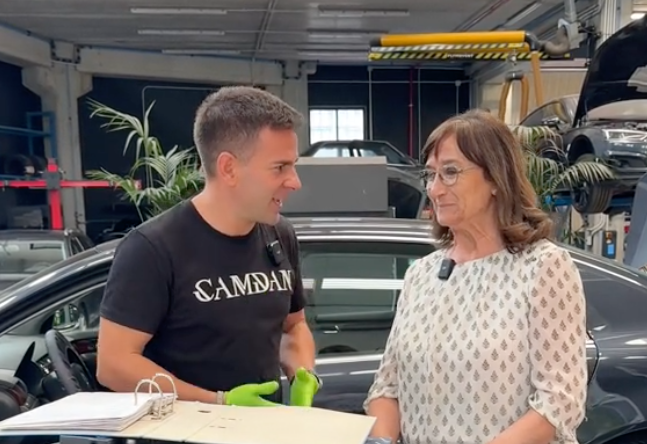 Ángel Gaitán y Pilar, la propietaria del Volkswagen Phaeton