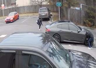 Ladrón roba el coche delante del dueño