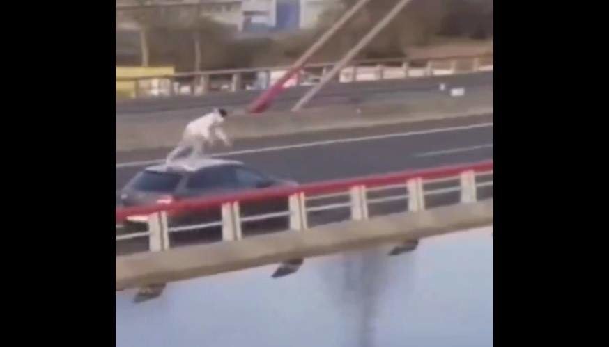 Se lanza al río desde el techo de un coche en marcha