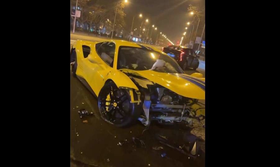 Accidente de un Ferrari en plena Castellana