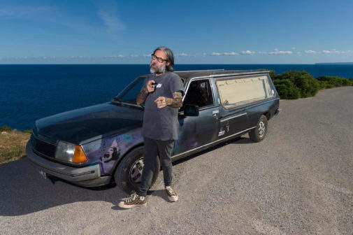 Víctor posa junto a su coche fúnebre | Germán Lama, El Mundo
