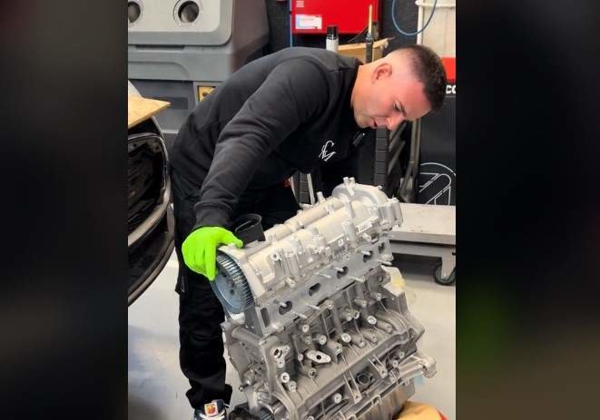 Ángel Gaitán abre un motor nuevo de Jeep