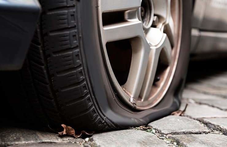Neumático de coche pinchado