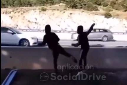 Dos niños tiran piedras a los coches en una carretera de Segovia