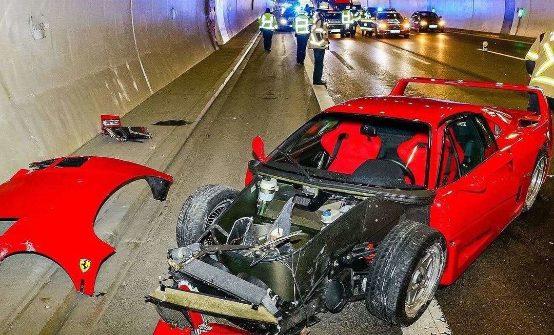 Ferrari F40 estrellado dentro del túnel