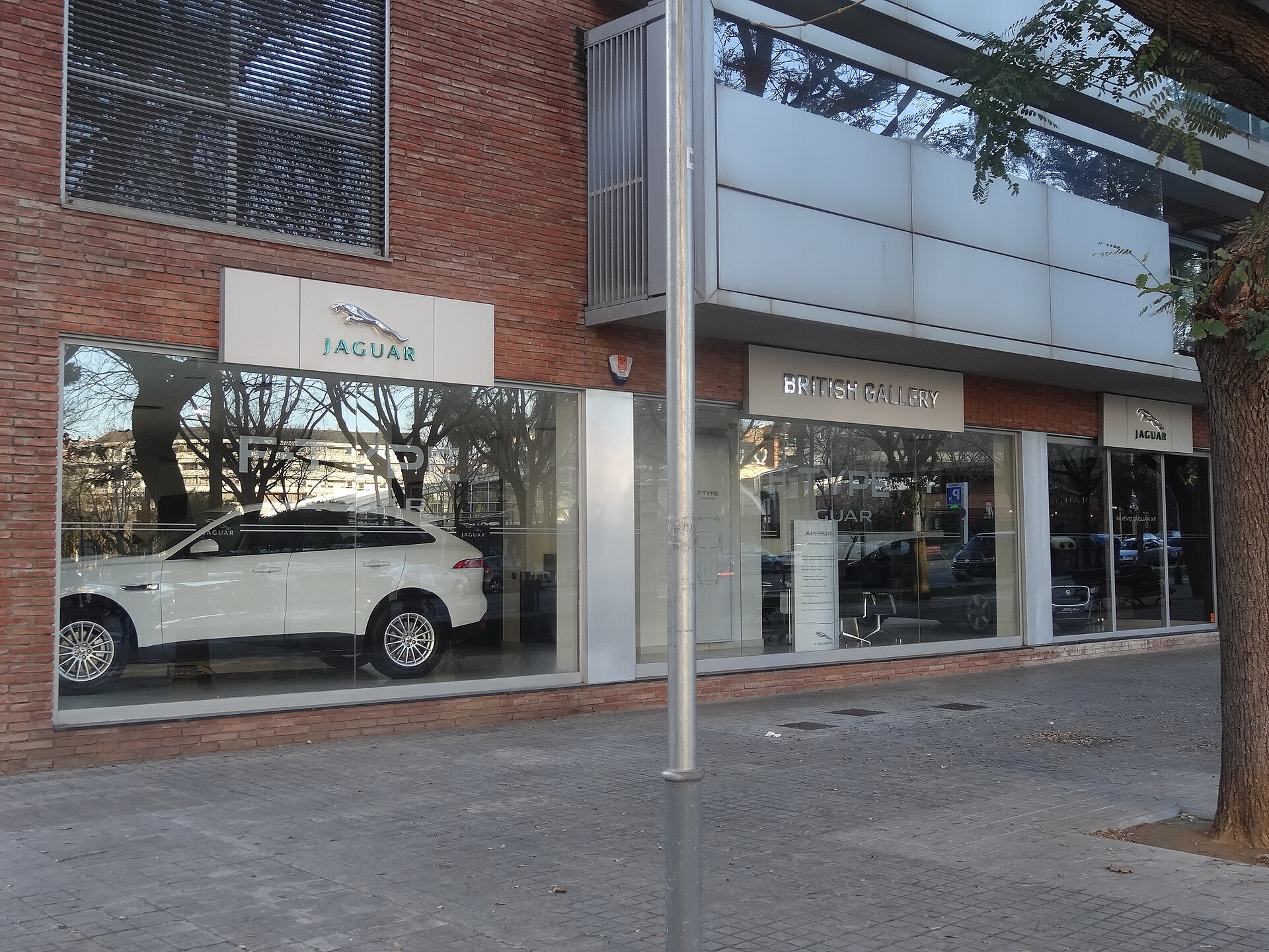 British Gallery, Jaguar dealership. Carrer del Dr. Fleming, 5, Barcelona