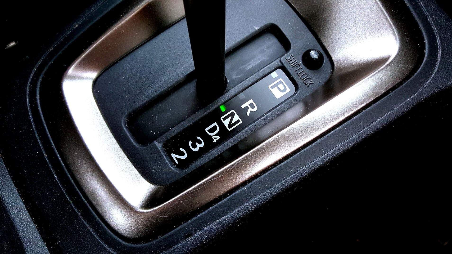 ¿Cómo pongo un coche automático en punto muerto si se queda sin batería?
